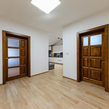Luxury Apartments Uzhorod Bagian luar foto